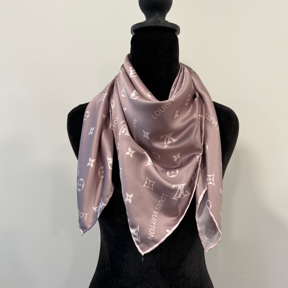 Louis Vuitton Monogram Silk Scarf 90 Carré Dusty Mauve Hand Rolled Made in Italy